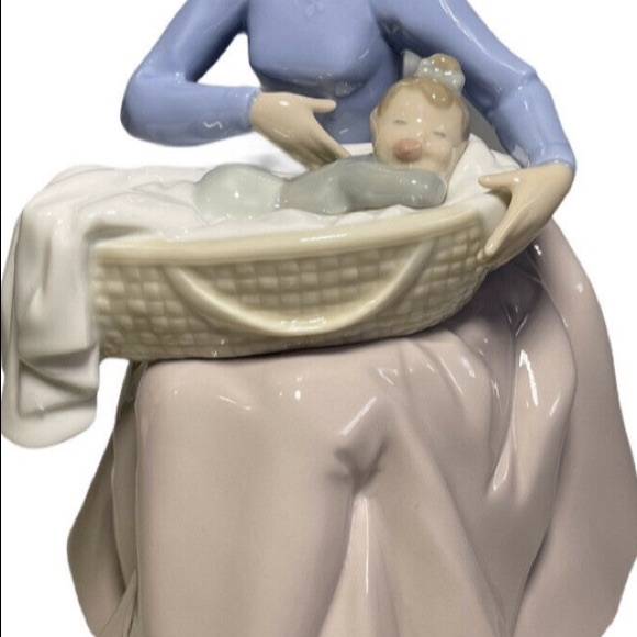 Nao Lladro #1214 “Bundle of Love”. - Picture 4 of 7